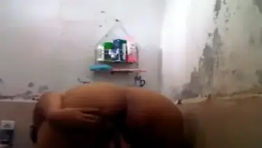 Tante Montok Asyik Kocok Memek Di Kamar Mandi